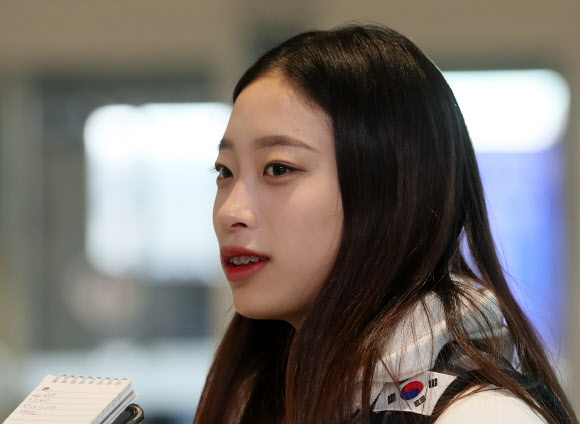 인터뷰하는 유영