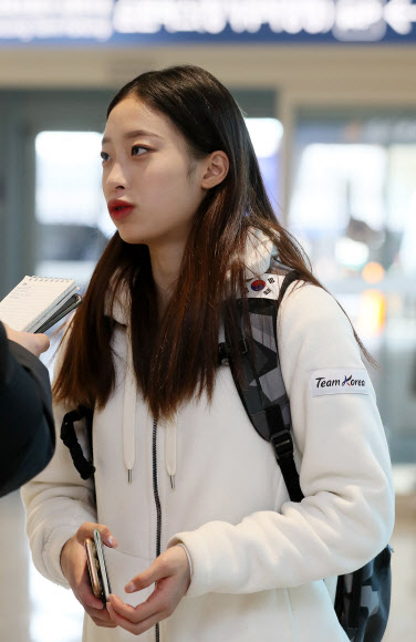 인터뷰하는 유영