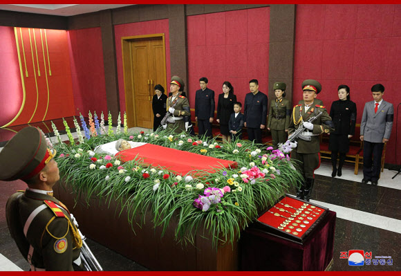 김정은 북한 국무위원장이 지난 17일 할아버지 김일성 주석과 항일투쟁을 함께한 ‘혁명 1세대’ 황순희의 빈소를 직접 방문해 조의를 표했다고 조선중앙통신이 18일 전했다. 황순희 관장의 영구. 2020.1.18  조선중앙통신 홈페이지 캡쳐
