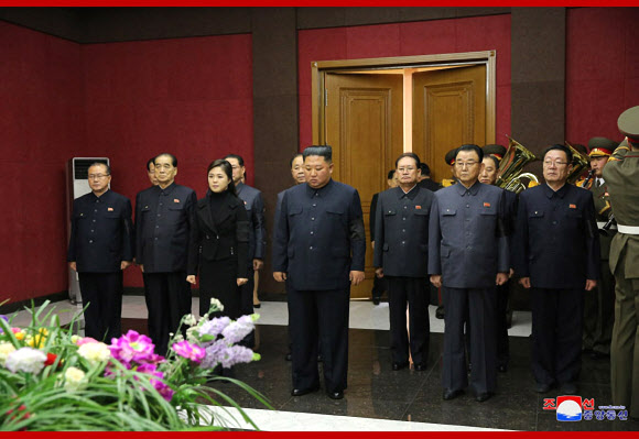 김정은 북한 국무위원장이 지난 17일 할아버지 김일성 주석과 항일투쟁을 함께한 ‘혁명 1세대’ 황순희의 빈소를 직접 방문해 조의를 표했다고 조선중앙통신이 18일 전했다. 김 위원장이 부인 리설주 여사 및 당 간부들과 조문하는 모습. 2020.1.18  조선중앙통신 홈페이지 캡쳐