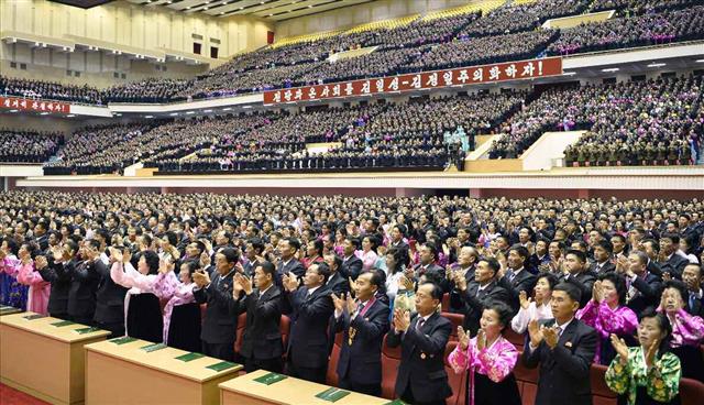 북한의 ‘2019년 농업부문 총화회의’가 17일 평양에서 열렸다고 노동당 기관지 노동신문이 18일 보도했다. 보고에 나선 김재룡 내각총리는 “이번 총화회의가 농업부문에서 이룩된 성과와 경험, 교훈에 기초하여 올해 농업생산의 새로운 도약대를 마련하는데서 중요한 계기로 될 것”이라고 말했다. 회의에는 김 내각총리와 박봉주 당 부위원장을 비롯해 당?정 간부 그리고 농업부문 관계자들이 참가했다.  평양 노동신문=뉴스1