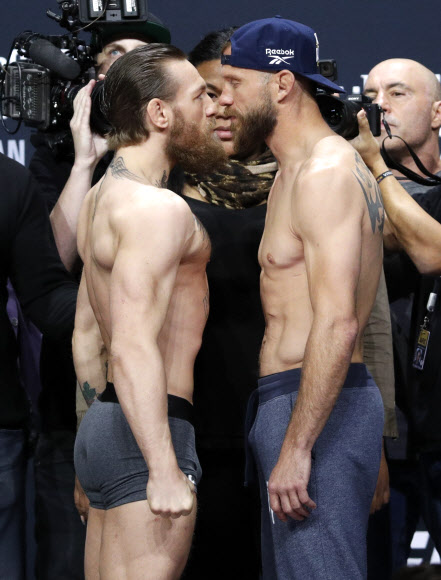 이종격투기 선수 코너 맥그리거(왼쪽)와 도널드 세로니가 17일(현지시간) 미국 네다바주 라스베이거스에서 열린 종합격투기 대회 ‘UFC 246’ 공개 계체 행사에서 포즈를 취하고 있다. AP 연합뉴스