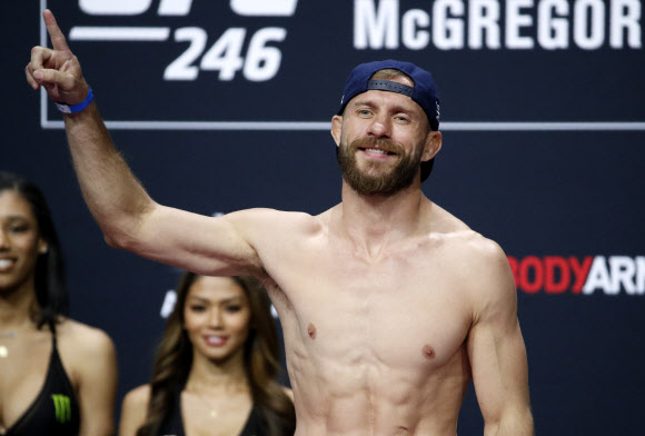 이종격투기 선수 도널드 세로니가 17일(현지시간) 미국 네다바주 라스베이거스에서 열린 종합격투기 대회 ‘UFC 246’ 공개 계체 행사에서 포즈를 취하고 있다. AP 연합뉴스