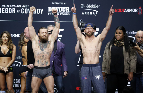 이종격투기 선수 코너 맥그리거(왼쪽)와 도널드 세로니가 17일(현지시간) 미국 네다바주 라스베이거스에서 열린 종합격투기 대회 ‘UFC 246’ 공개 계체 행사에서 포즈를 취하고 있다. AP 연합뉴스