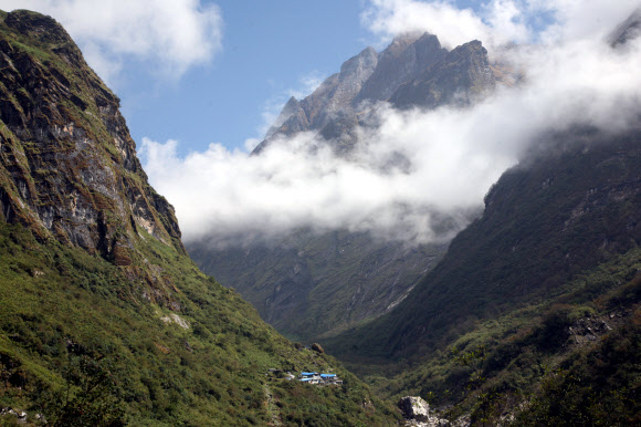 네팔 고산지대인 안나푸르나를 트래킹하던 한국민 4명이 눈사태를 만나 실종됐다고 외교부가 18일 밝혔다. 사고는 현지시간 17일 오전 10시30분∼11시 안나푸르나 베이스캠프(ABC) 트래킹 코스인 데우랄리 지역(해발 3천230m)을 지나던 도중 눈사태를 만나면서 발생했다. 현재까지 4명이 실종됐고 다른 5명은 안전하게 대피했다. 실종자들은 현지 교육봉사활동을 위해 체류 중이던 현직 교사들로 알려졌다.  사진은 2009년 10월 촬영한 안나푸르나 데우랄리의 모습. 2020.1.18  연합뉴스