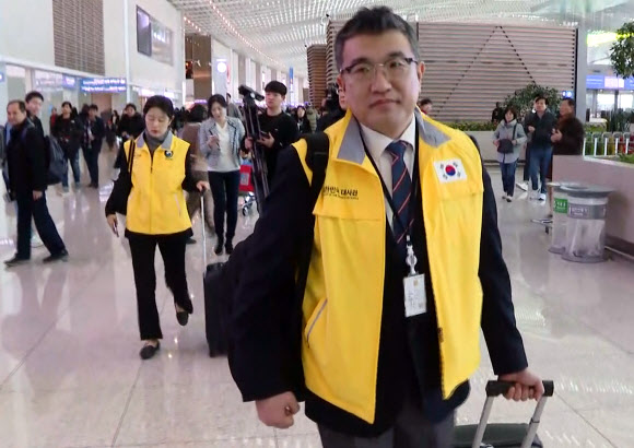 네팔 안나푸르나 데우랄리 지역 눈사태로 한국인 4명이 실종된 것과 관련해 사고 수습과 실종자 가족 지원 등을 담당할 신속대응팀 관계자들이 18일 인천국제공항을 출국하고 있다. 2020.1.18 연합뉴스