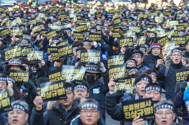 18일 오후 서울 종로구 종로타워 앞에서 열린 ‘고 문중원 열사 진상규명 촉구 민주노총 결의대회’에서 민주노총 조합원들이 구호를 외치고 있다.  이번 결의대회에서 고 문중원 기수 유족과 민주노총은 “마사회 소속 7명의 기수, 조교사를 죽음으로 몰고 간 부정과 비리의 경마를 멈춰라”고 밝혔다. 2020.1.18 뉴스1