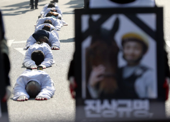 한국마사회의 부조리를 비판하는 유서를 남긴 채 숨진 고 문중원 기수의 죽음과 관련한 책임자 처벌 등을 촉구하는 시민대책위원회가 마사회 측에 진상규명을 촉구하며 18일 서울 양재동에서 강남역 방면으로 오체투지 행진을 이어가고 있다. 2020.1.18  연합뉴스