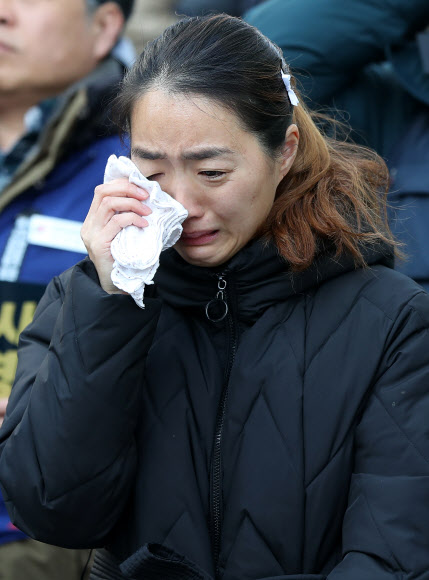18일 오후 서울 종로구 종로타워 앞에서 열린 문중원 사망 진상규명 및 책임자 처벌 촉구 결의대회에서 문중원 기수의 부인 오은주 씨가 눈물을 흘리고 있다. 2020.1.18  연합뉴스