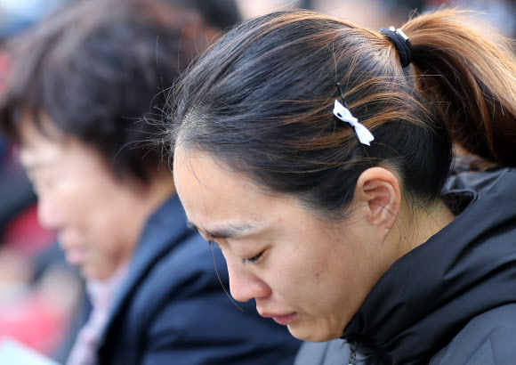 18일 오후 서울 종로구 종로타워 앞에서 열린 문중원 사망 진상규명 및 책임자 처벌 촉구 결의대회에서 문중원 기수의 부인 오은주 씨가 눈물을 흘리고 있다. 2020.1.18  연합뉴스