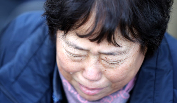 18일 오후 서울 종로구 종로타워 앞에서 열린 문중원 사망 진상규명 및 책임자 처벌 촉구 결의대회에서 문중원 기수의 장모가 눈물을 흘리고 있다. 2020.1.18  연합뉴스