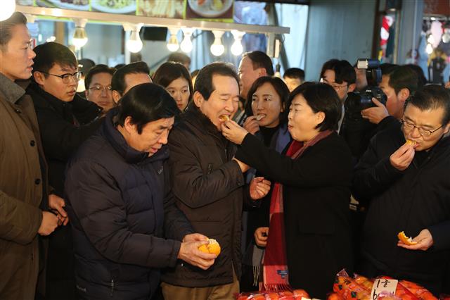 설날 농산물 물가점검에 나선 정세균 국무총리가 18일 오후 서울 중랑구 우림골목시장을 찾아 과일을 시식하고 있다. 2020.1.18 뉴스1