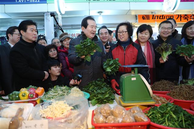 설날 농산물 물가점검에 나선 정세균 국무총리가 18일 오후 서울 중랑구 우림골목시장을 찾아 상인들과 대화하고 있다. 2020.1.18 뉴스1
