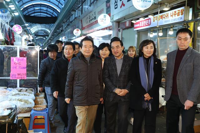 설날 농산물 물가점검에 나선 정세균 국무총리가 18일 오후 서울 중랑구 우림골목시장을 찾아 상인들과 대화하고 있다. 2020.1.18 뉴스1