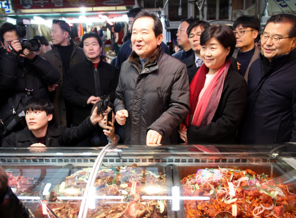 정세균 국무총리가 주말인 18일 서울 중랑구 우림골목시장을 방문해 물가를 점검하며 상인과 대화하고 있다. 2020.1.18  연합뉴스