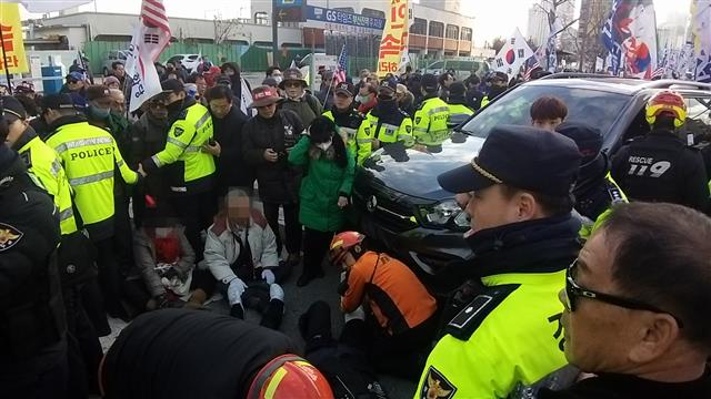 부산서 태극기집회 참가자 행진 중 교통사고…7명 부상