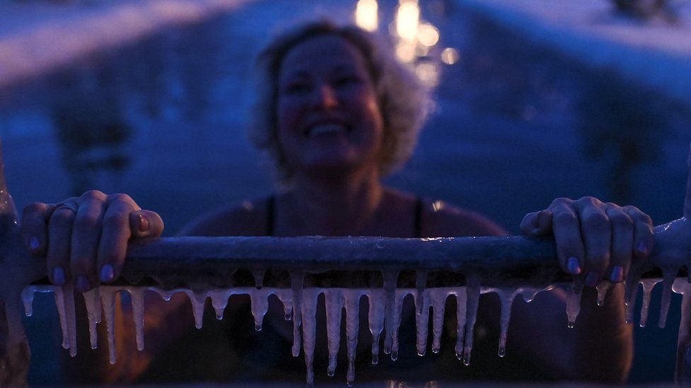한 여성이 러시아 옴스크의 차가운 물속에 들어가고 있는데 이날 최저 기온은 영하 10도였다. 옴스크 AFP