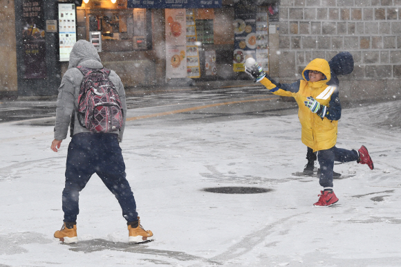 절기상 대한(大寒)을 하루 앞둔 19일 서울 시내에 눈이 내려 외국인 관광객들이 눈싸움을 하고 있다. 2020.1.19  오장환 기자 5zzang@seoul.co.kr