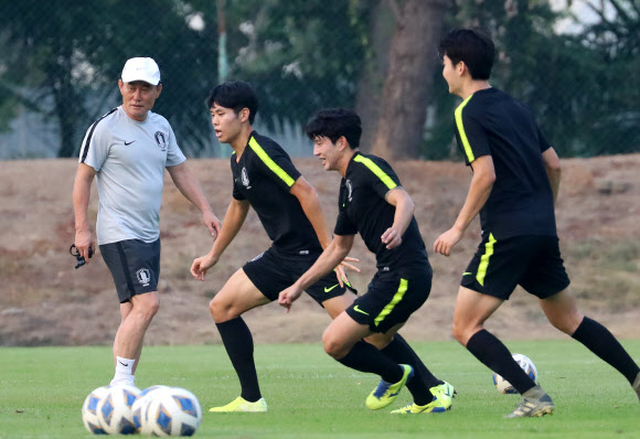 2020 아시아축구연맹(AFC) U-23 챔피언십 한국과 요르단의 8강 전을 하루 앞둔 18일 태국 탐마삿 대학교 운동장에서 진행된 훈련에서 김학범 감독이 선수들의 움직임을 살피고 있다.  　방콕 연합뉴스