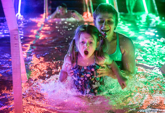 19일(현지시간) 정교회 신도들이 러시아 모스크바에서 공현 대축일을 맞아 얼음물 속으로 뛰어들고 있다. AFP 연합뉴스