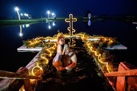 18일(현지시간) 러시아 칼리닌그라드에서 정교회 신도들이 공현 대축일 전날 얼음물에 들어가 있다. 타스 연합뉴스