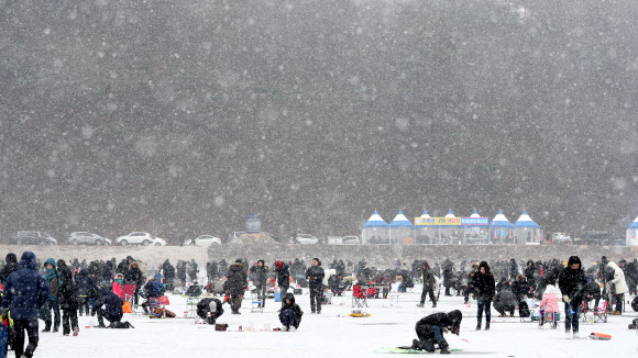 겨울왕국으로 변한 인제 빙어호