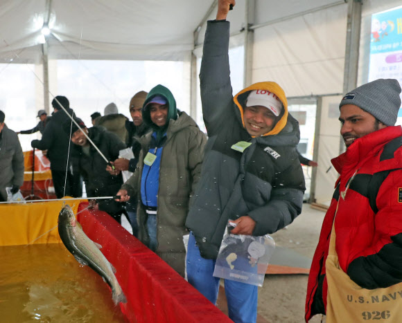 ‘송어 잡은 외국인 강태공’
