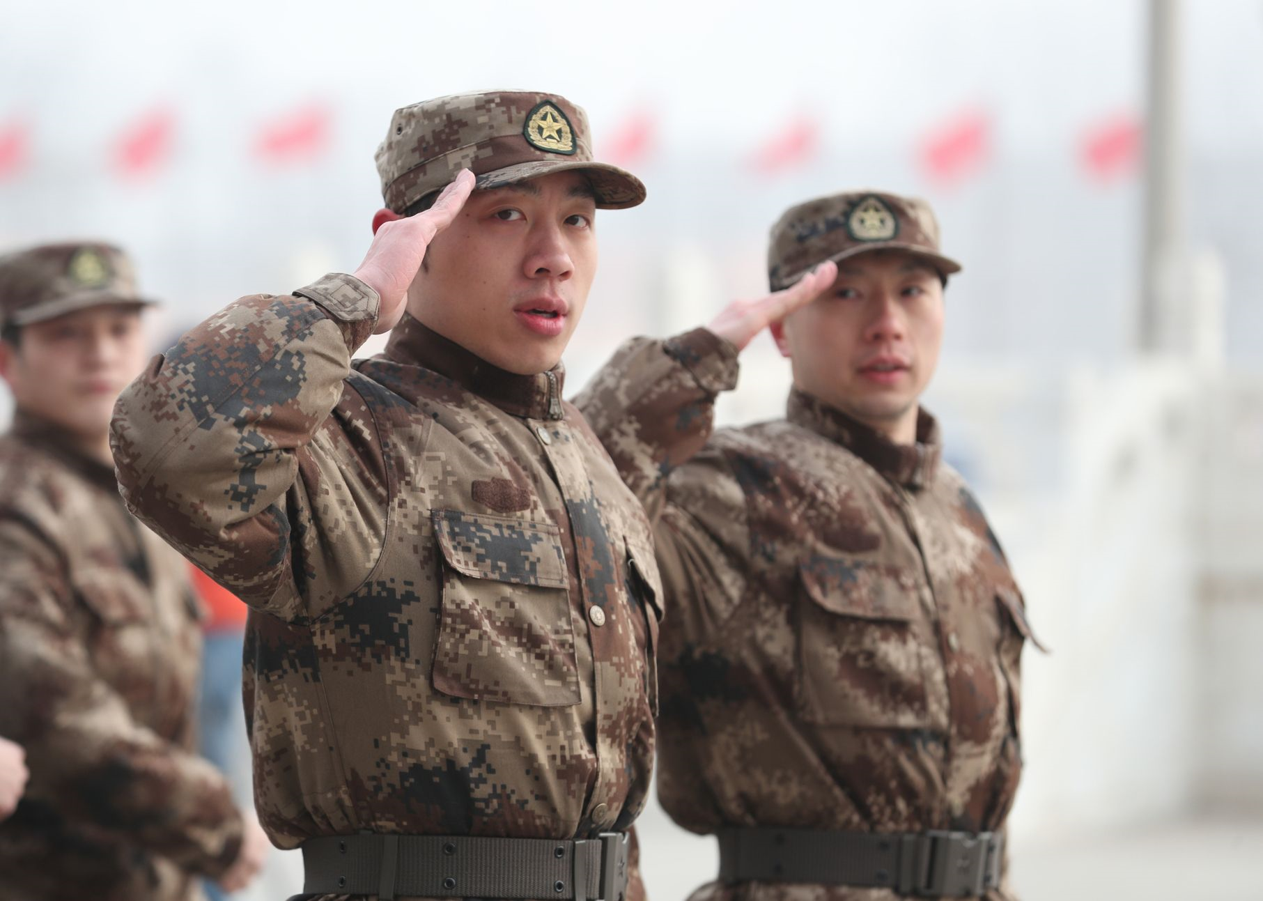 남자탁구 세계랭킹 2위 쉬신(왼쪽)과 6위 마룽이 지난 13일 중국군 심양지역사령부의 한 포병부대에서 열린 군사훈련을 수핼하고 있다. [ITTF 홈페이지 제공]