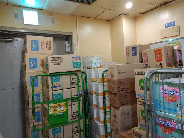 인천의 한 쇼핑몰 내 마트 비상구 앞에 짐을 가득 실은 롤테이너가 놓여 있다.