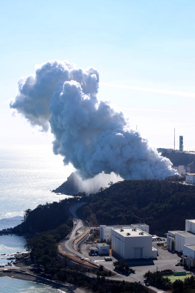 지난 15일 엔진 연소 시험으로 연기가 분출되고 있는 모습. 고흥 연합뉴스
