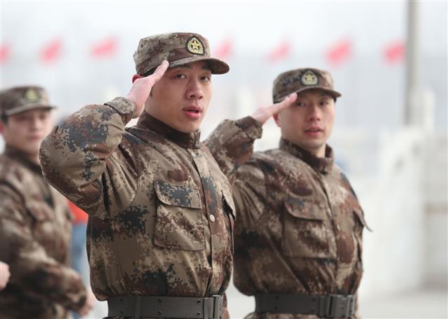 남자탁구 세계 2위 쉬신(왼쪽)과 6위 마룽이 지난 13일 중국 인민해방군 심양지역사령부의 한 포병부대에서 진행된 군사훈련에서 오성홍기를 향해 경례하고 있다. 국제탁구연맹(ITTF) 홈페이지