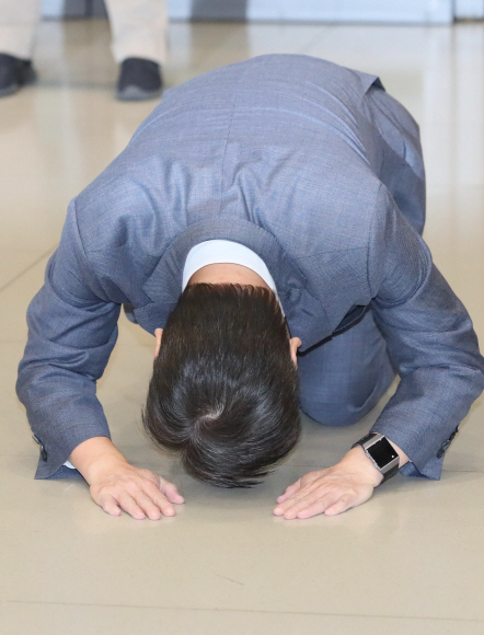 안철수 전 국민의당 대표가 19일 오후 인천국제공항 제1여객터미널을 통해 귀국한 뒤 절을 하고 있다. 2020.1.19  정연호 tpgod@seoul.co.kr