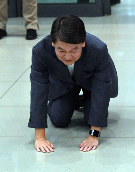 안철수 전 국민의당 대표가 19일 오후 인천국제공항 제1여객터미널을 통해 귀국한 뒤 절을 하고 있다. 2020.1.19  정연호 tpgod@seoul.co.kr