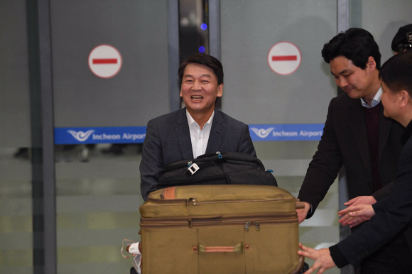 19일 인천국제공항에서 바른미래당 안철수 전 의원의 지지자들이 안 전 의원의 귀국을 환영하기 위해 모여 있다. 2020.1.19  정연호 tpgod@seoul.co.kr