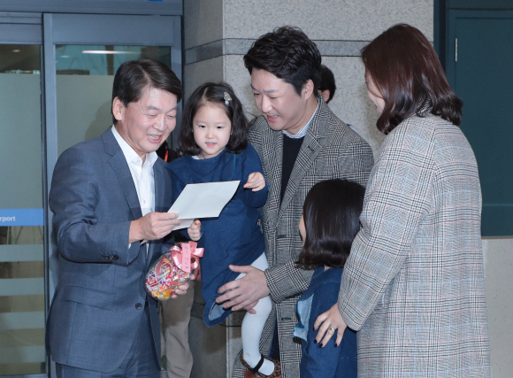 안철수 전 의원이 19일 인천공항을 통해 입국하고 있다. 2020. 1.19  정연호 기자tpgod@seoul.co.kr