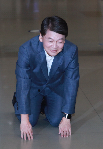정계 복귀를 선언한 안철수 전 의원이 19일 인천국제공항에 도착해 큰절을 하고 있다. 1년 4개월여 만에 귀국한 안 전 의원은 귀국 메시지에서 “실용적 중도정치를 실현할 정당을 만들겠다”고 밝혔다. 정연호 기자 tpgod@seoul.co.kr