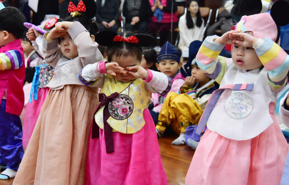 20일 서울 송파구 송파경로문화센터에서 열린 합동세배 행사에서 관내 어린이집 어린이들이 어르신들에게 세배를 하고 있다. 2020.1.20  이종원 선임기자 jongwon@seoul.co.kr