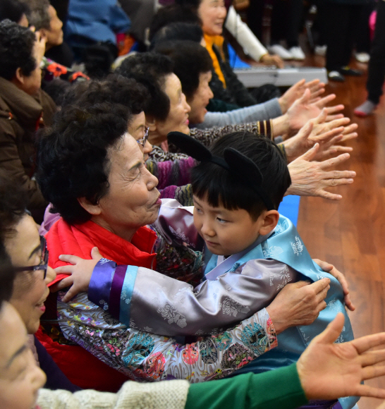 20일 서울 송파구 송파경로문화센터에서 열린 합동세배 행사에서 관내 어린이집 어린이들을 어르신들 이 안아주고 있다. 2020.1.20  이종원 선임기자 jongwon@seoul.co.kr