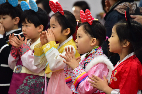 20일 서울 송파구 송파경로문화센터에서 열린 합동세배 행사에서 관내 어린이집 어린이들이 어르신들 앞에서 노래를 부르고  있다. 2020.1.20  이종원 선임기자 jongwon@seoul.co.kr