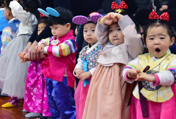 20일 서울 송파구 송파경로문화센터에서 열린 합동세배 행사에서 관내 어린이집 어린이들이 어르신들에게 세배를 하고 있다. 2020.1.20  이종원 선임기자 jongwon@seoul.co.kr