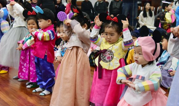 20일 서울 송파구 송파경로문화센터에서 열린 합동세배 행사에서 관내 어린이집 어린이들이 어르신들에게 세배를 하고 있다. 2020.1.20  이종원 선임기자 jongwon@seoul.co.kr