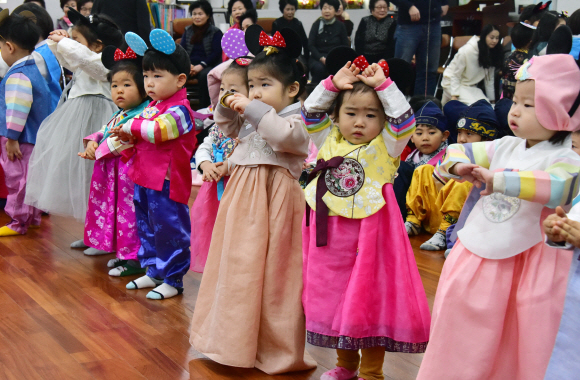 20일 서울 송파구 송파경로문화센터에서 열린 합동세배 행사에서 관내 어린이집 어린이들이 어르신들에게 세배를 하고 있다. 2020.1.20  이종원 선임기자 jongwon@seoul.co.kr