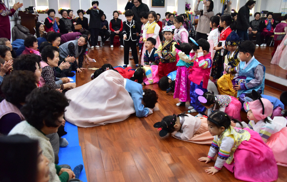 20일 서울 송파구 송파경로문화센터에서 열린 합동세배 행사에서 관내 어린이집 어린이들이 어르신들에게 세배를 하고 있다. 2020.1.20  이종원 선임기자 jongwon@seoul.co.kr