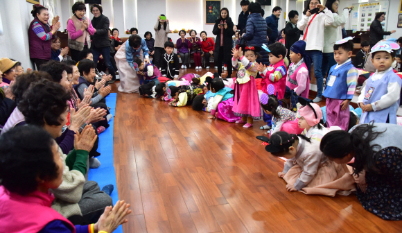 20일 서울 송파구 송파경로문화센터에서 열린 합동세배 행사에서 관내 어린이집 어린이들이 어르신들에게 세배를 하고 있다. 2020.1.20  이종원 선임기자 jongwon@seoul.co.kr