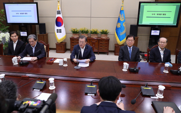 문재인 대통령이 20일 오후 청와대 여민관에서 열린 수석보좌관 회의에 참석해 머리발언을 하고 있다. 2020. 1.20 도준석 기자pado@seoul.co.kr