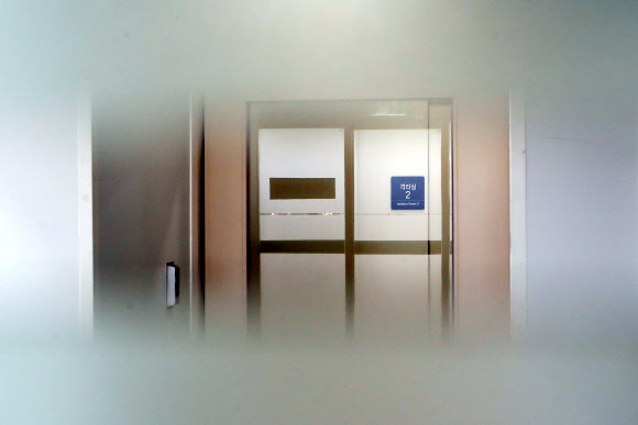 굳게 닫힌 인천의료원 음압치료실 출입구