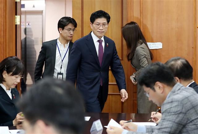 코로나바이러스 관련 긴급회의 참석하는 국무조정실장