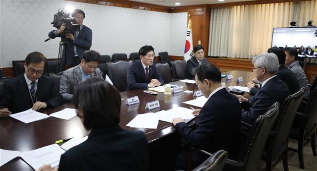 코로나바이러스 긴급회의 주재하는 국무조정실장