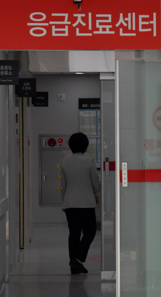 중국 우한 폐렴 국내 확진자가 첫 발생된 20일 환자가 입원해 있는 것으로 알려진 인천시 인천의료원에 긴장감이 흐르고 있다. 2020.1.20 박지환기자 popocar@seoul.co.kr