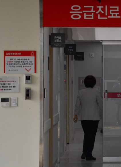 중국 우한 폐렴 국내 확진자가 첫 발생된 20일 환자가 입원해 있는 것으로 알려진 인천시 인천의료원에 긴장감이 흐르고 있다. 2020.1.20 박지환기자 popocar@seoul.co.kr